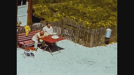 1964年奥斯特里亚人在花园里享受快乐时光视频的预览图