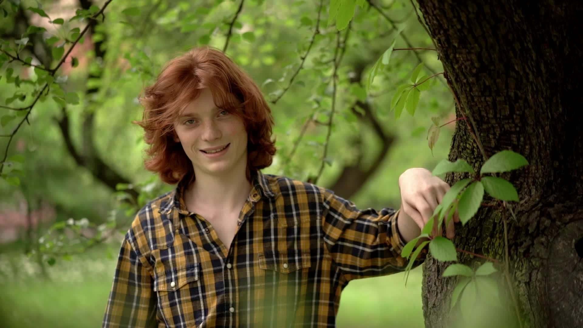 在花园里红头发的年轻人有着浪漫的形象视频的预览图
