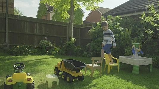 男孩穿过花园中的障碍课程视频的预览图