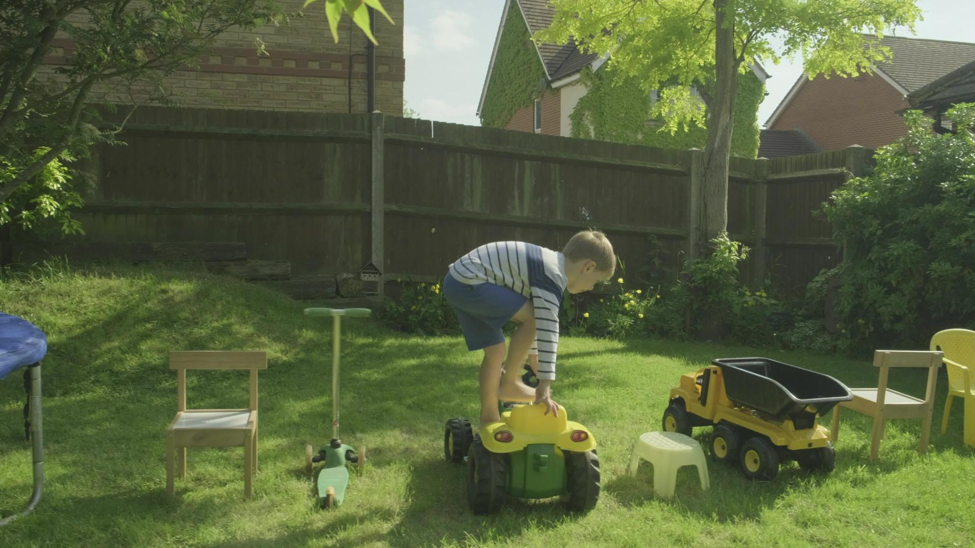 男孩穿过花园中的障碍课程视频的预览图