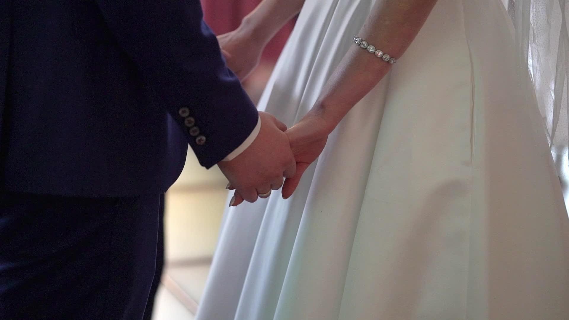 新娘和新郎在室内结婚视频的预览图