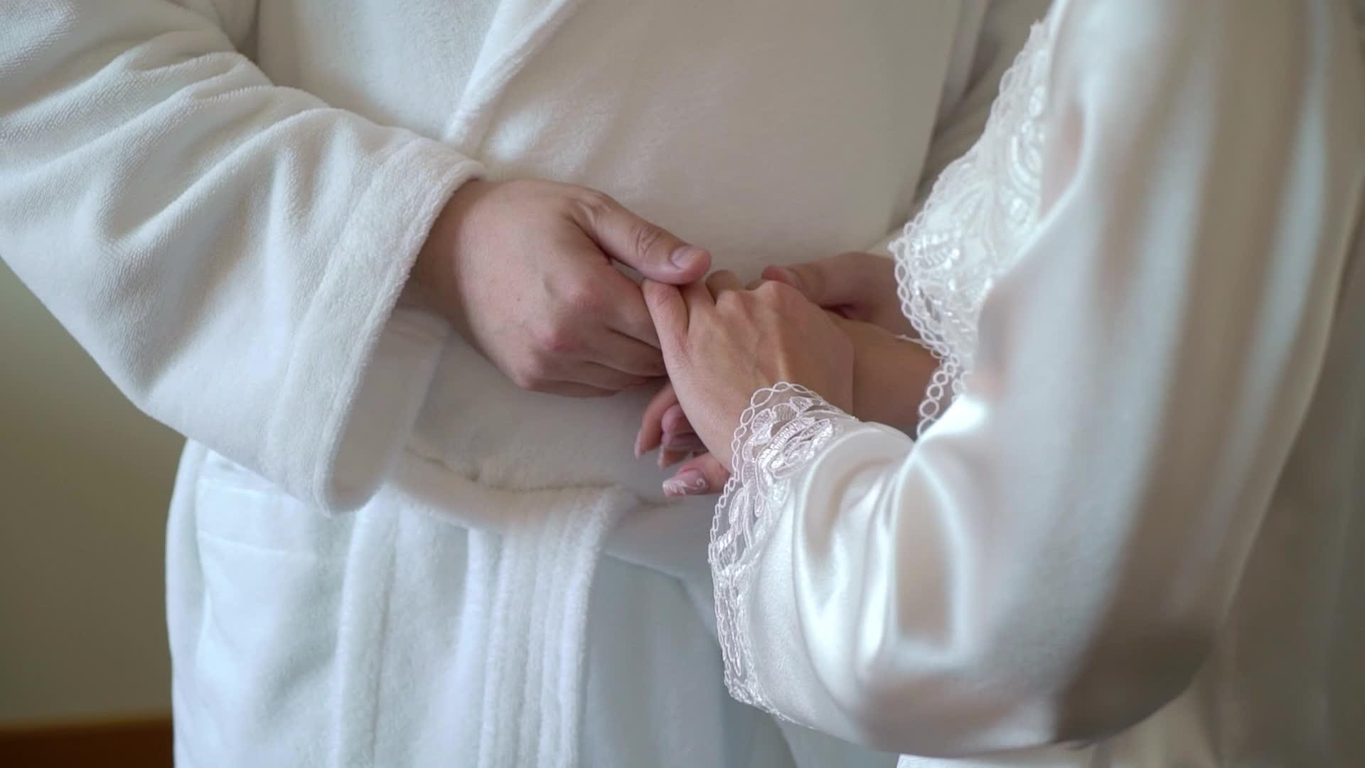 新娘和新郎在室内结婚视频的预览图