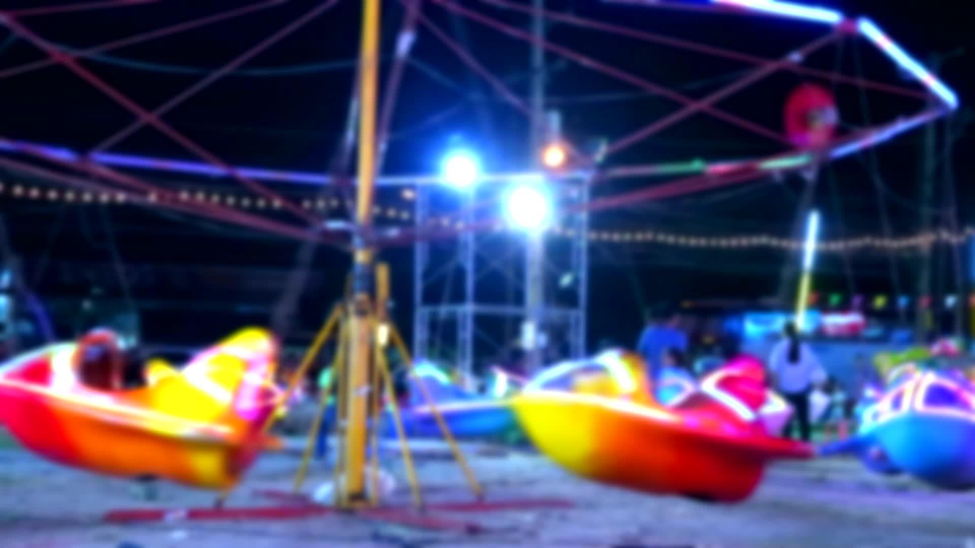 模糊的飞机玩具在光速市场飞行1视频的预览图