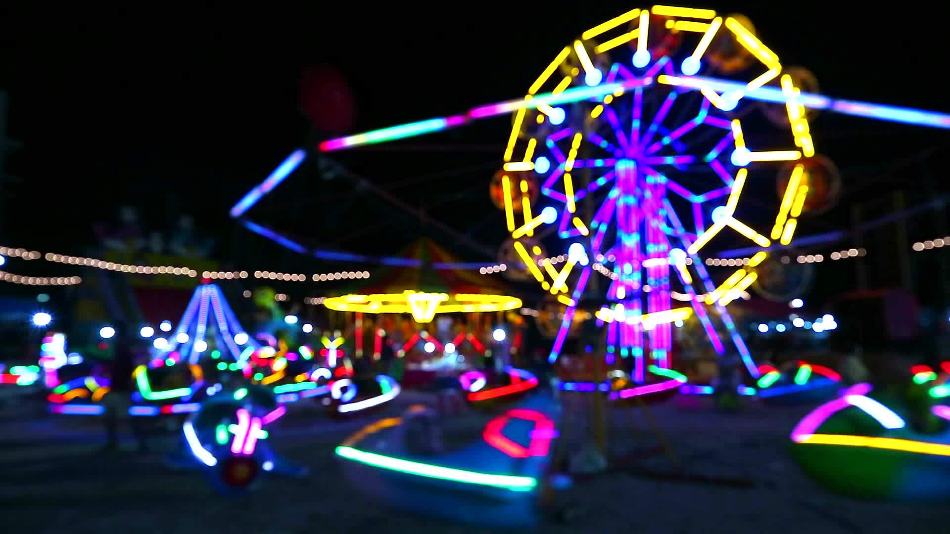 夜市博览会的发酵轮和滚动亮度模糊多色视频的预览图