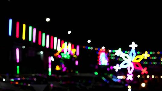 夜市停车场模糊灯光滚动和环影车视频的预览图