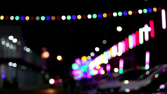夜市收藏的颜色模糊明亮双轮光车视频的预览图