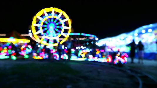 火车灯轮和彩虹灯在夜市视频的预览图