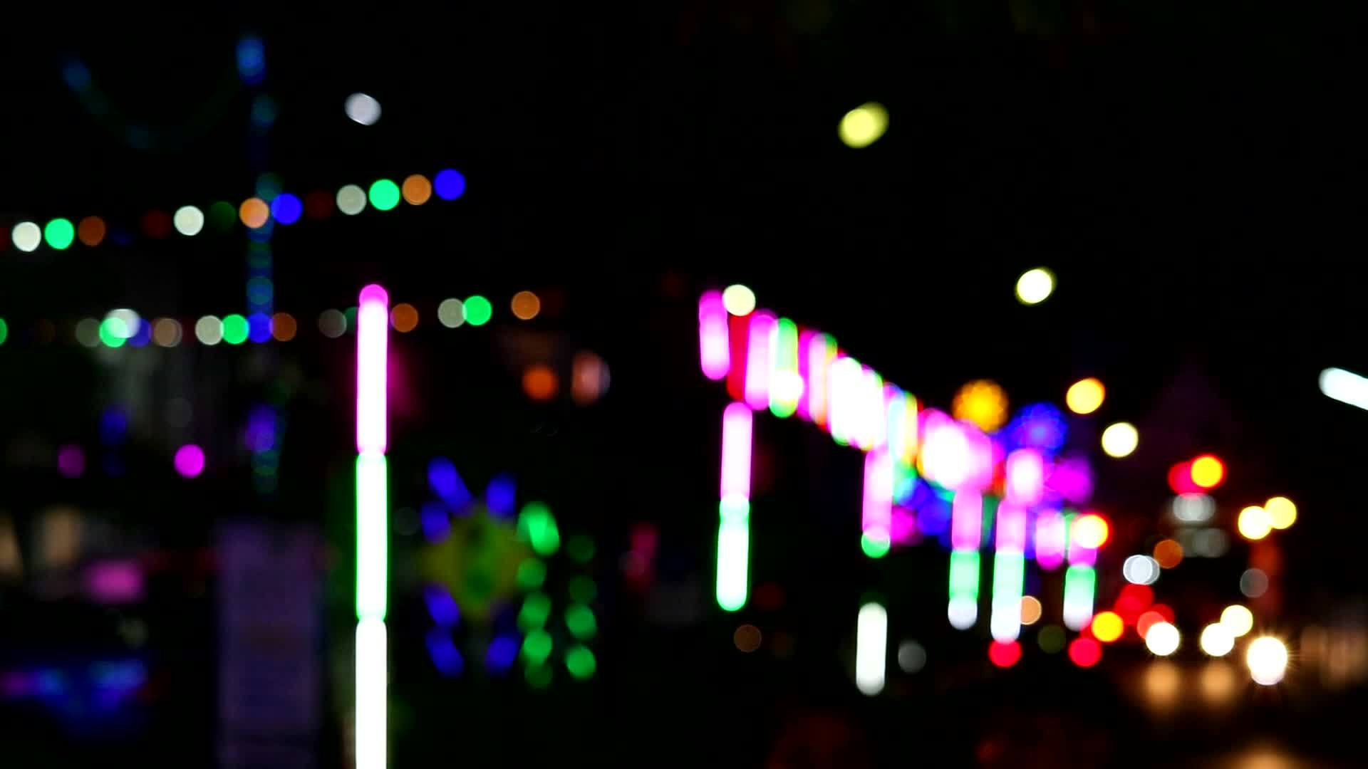 夜市收藏的彩色明亮灯轮和车厢视频的预览图