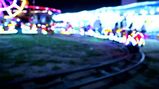 夜市的火车闪烁着五颜六色的灯光视频的预览图