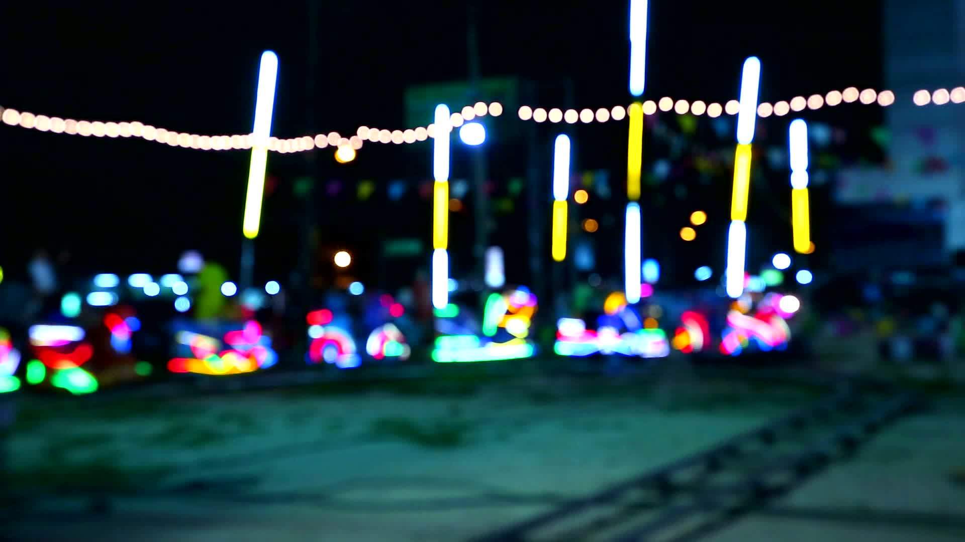 夜市火车的模糊色光视频的预览图