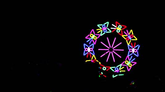 彩色风轮在夜市集的晚宴上滚动视频的预览图