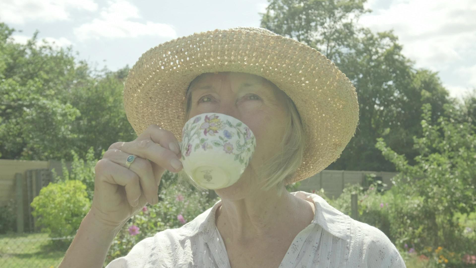 在花园里喝茶的高级女性视频的预览图