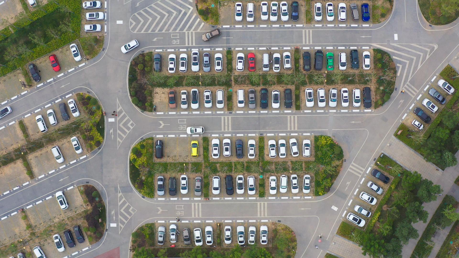4K航拍停车场视频的预览图