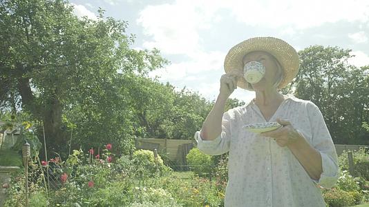 在花园里喝茶的高级女性视频的预览图