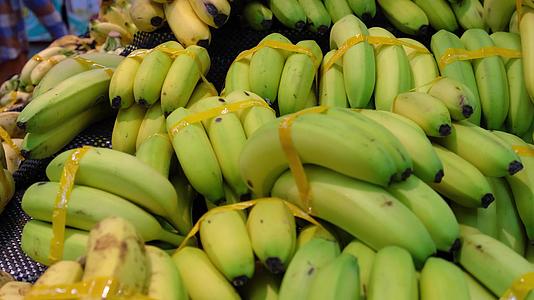 香蕉在热带水果批发市场视频的预览图