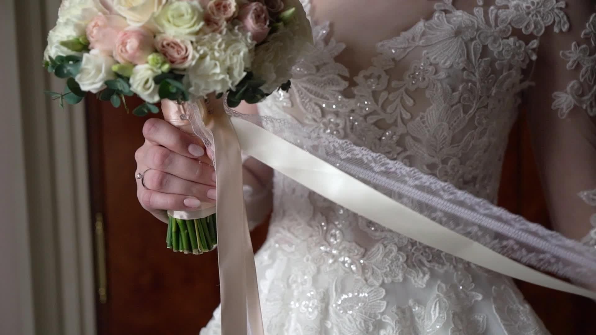 新娘的白玫瑰花束视频的预览图