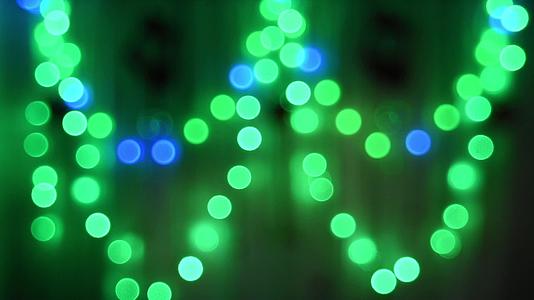 模糊的背景圣诞花园闪亮的彩色灯光视频的预览图