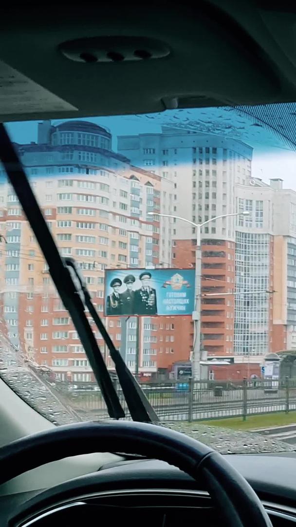 雨季上下班高峰期城市交通拥堵视频的预览图