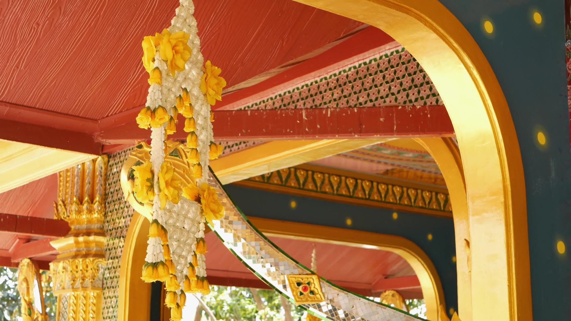 东方建筑的花卉装饰挂在泰国阳光明媚的日子里视频的预览图