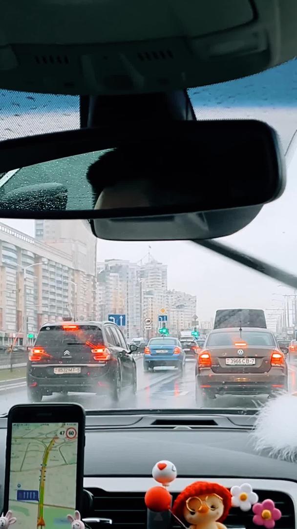 雨季上下班高峰期城市交通拥堵视频的预览图