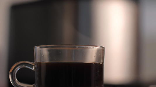 倒一杯咖啡热咖啡有烟雾和模糊的背景视频的预览图