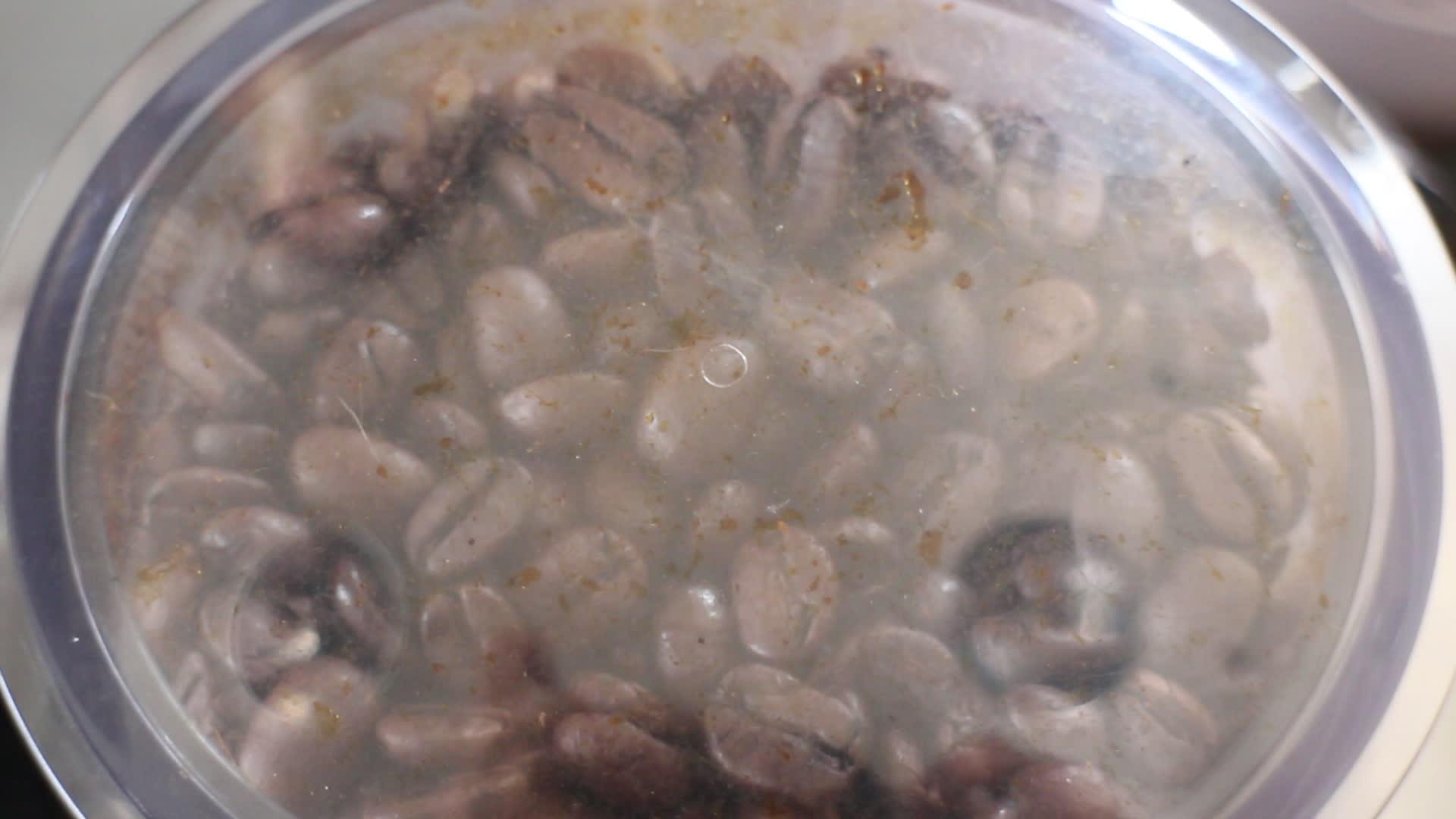 机器里的烤咖啡豆视频的预览图
