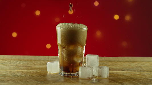 可乐苏打水倒在苏打杯里视频的预览图