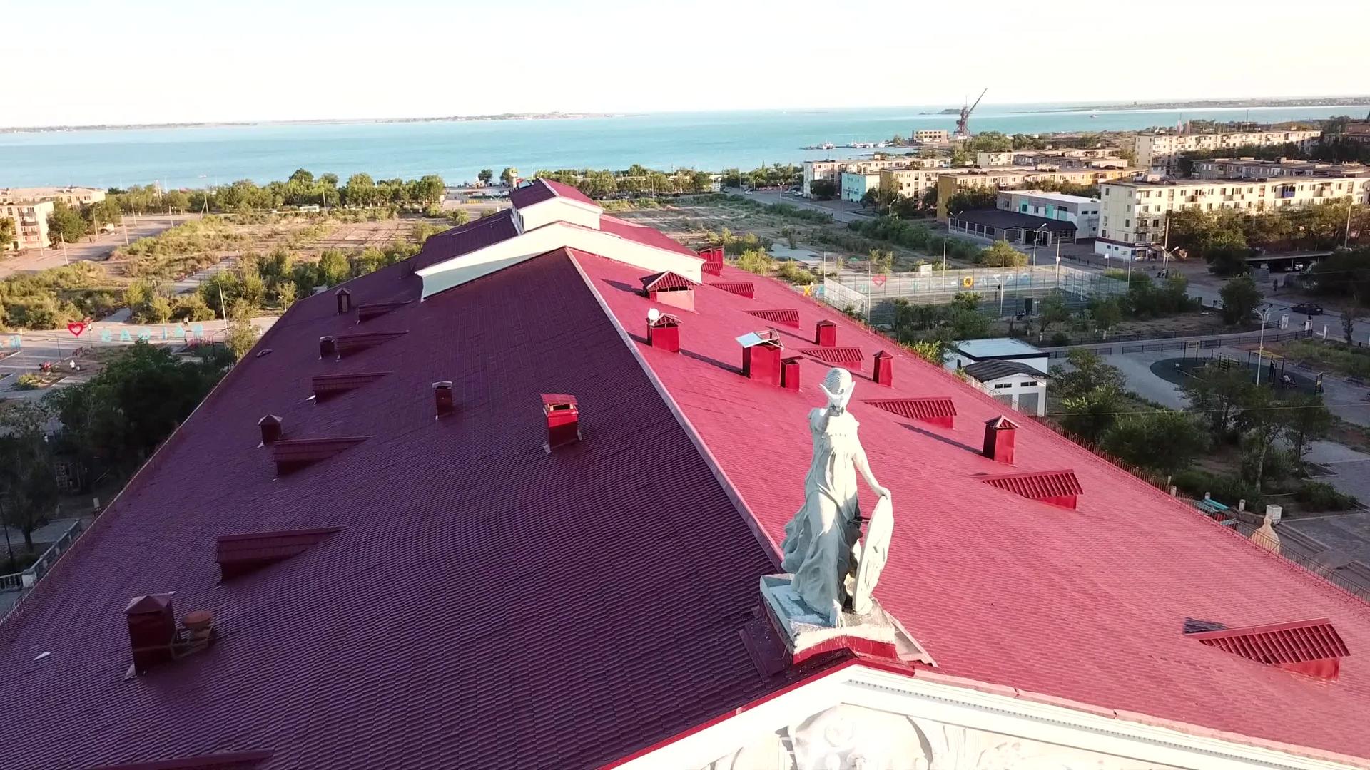 宫殿和屋顶雕像的视野视频的预览图