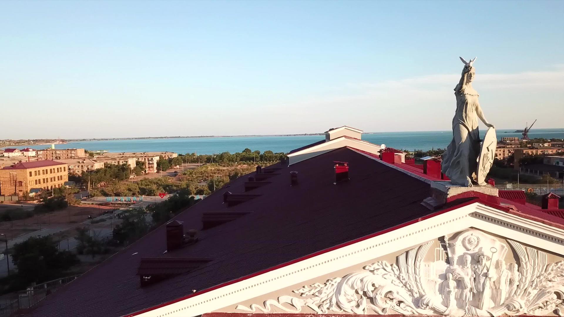 宫殿和屋顶雕像的视野视频的预览图