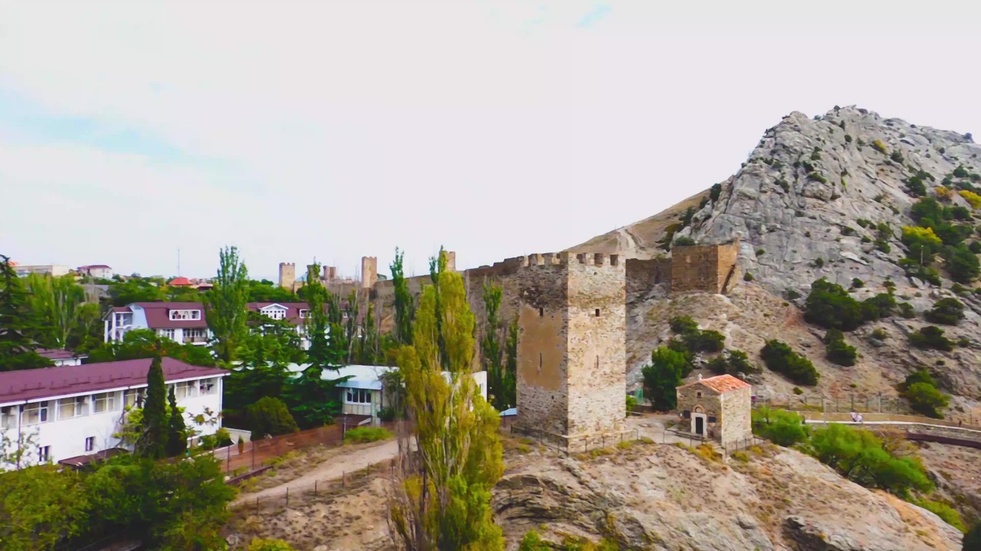 从乌尤诺耶村附近的古堡垒看到阳光明媚的秋天视频的预览图