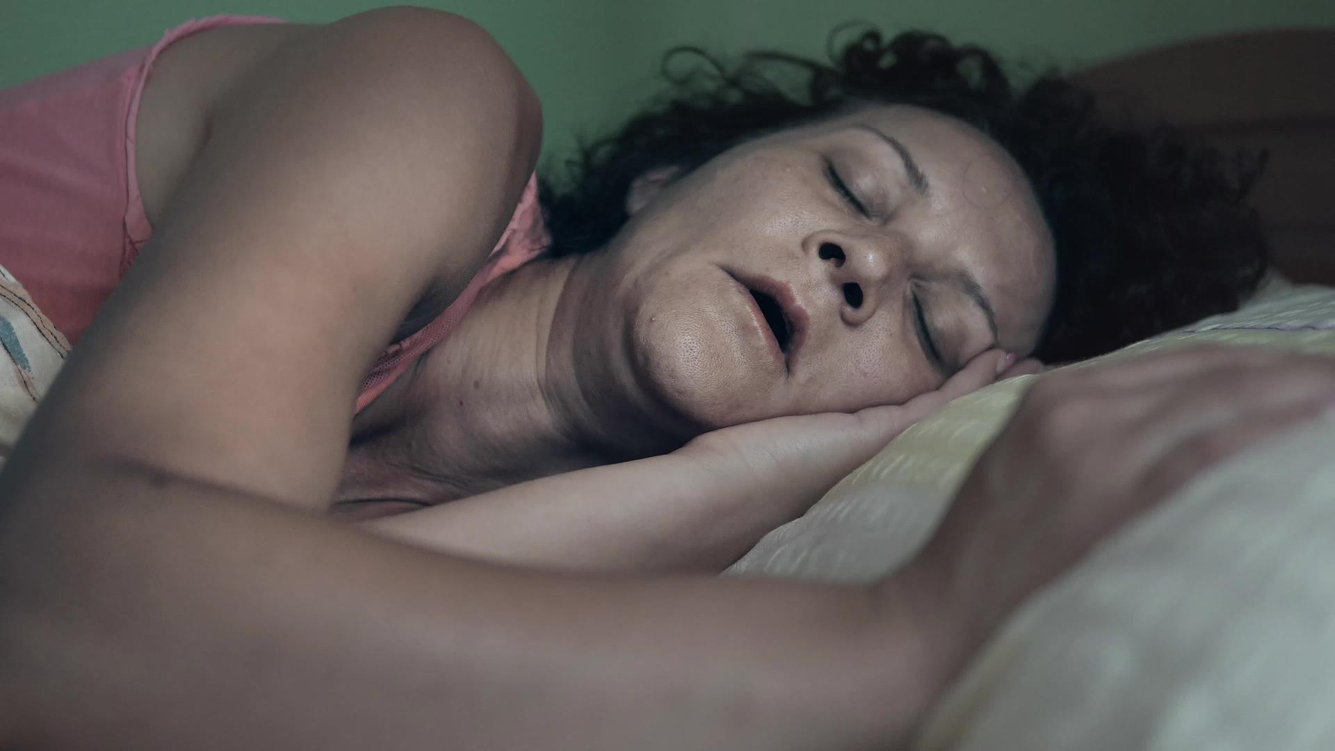 女人在床上拉伸微笑着哈欠醒来视频的预览图
