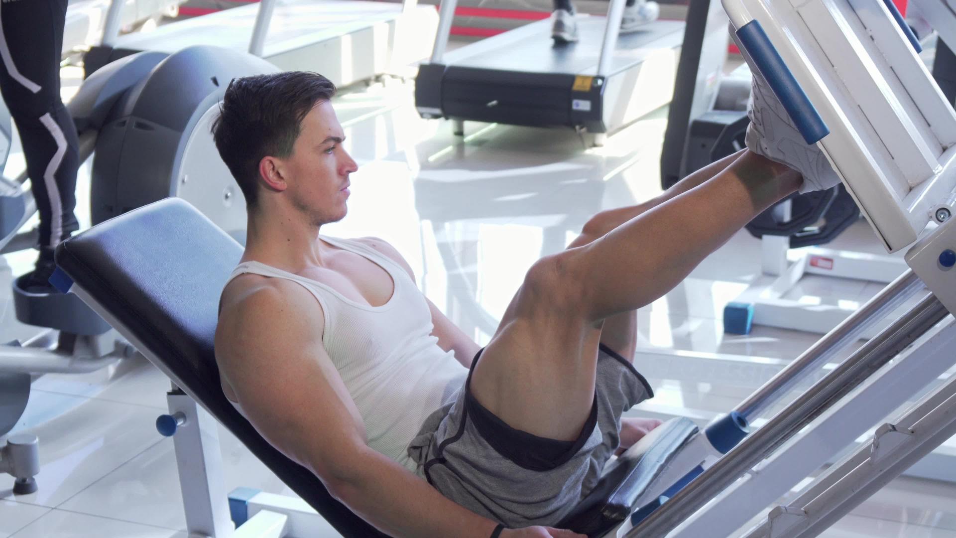 英俊的年轻男运动员在脚印机上锻炼视频的预览图