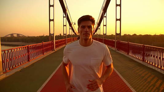 男人在日落时奔跑视频的预览图