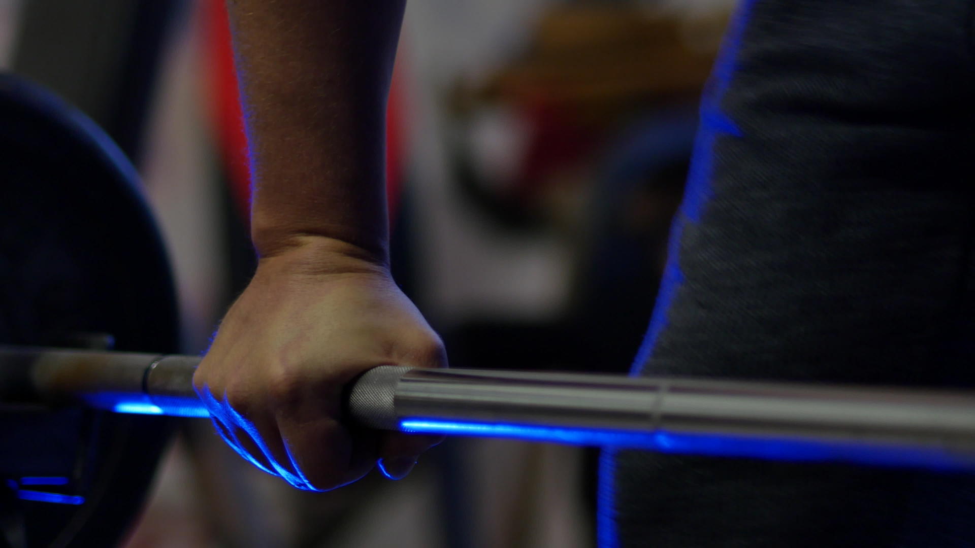 车库健身房用蓝光锻炼划船肌肉的电影镜头视频的预览图