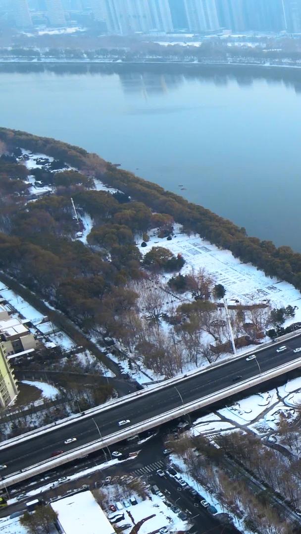 大气航拍沈阳地标三好桥冬季车流视频的预览图