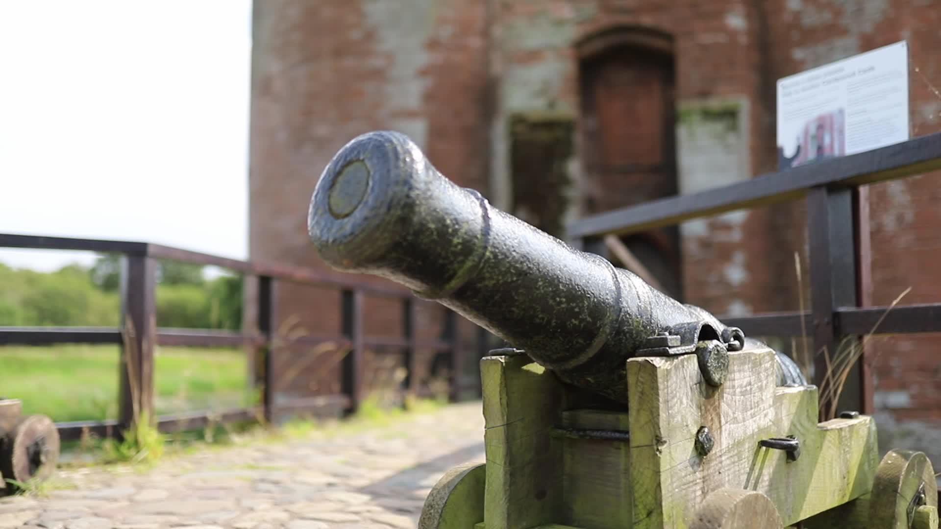 古苏格兰堡垒上的两组老炮视频的预览图