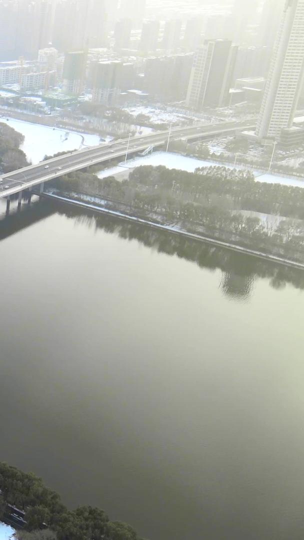 大气航拍沈阳地标三好桥冬季车流视频的预览图