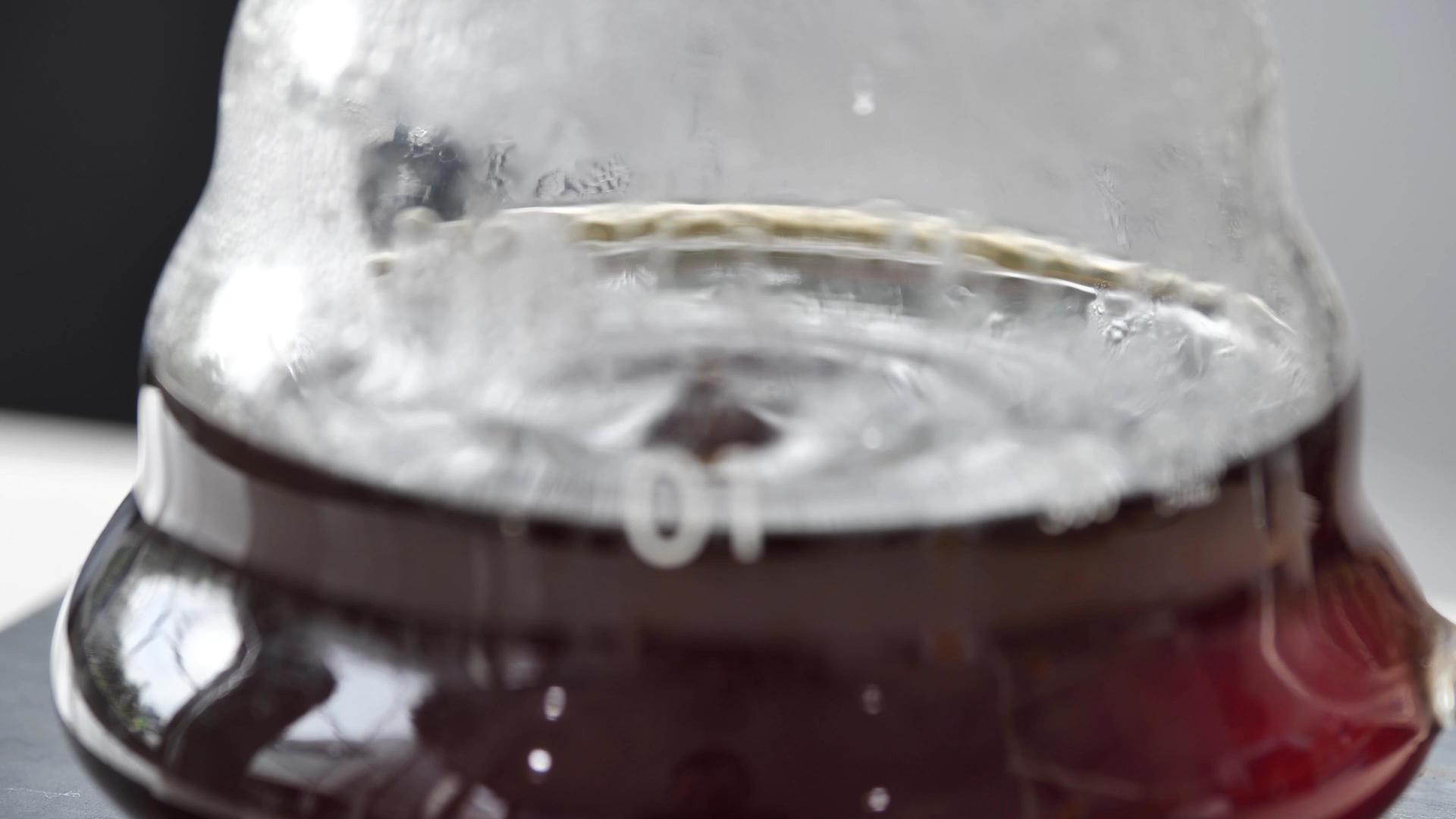 手冲咖啡滤出咖啡滴入壶中视频的预览图