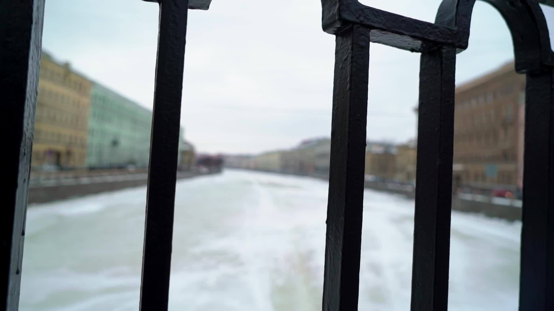 冬天城市的河流视频的预览图