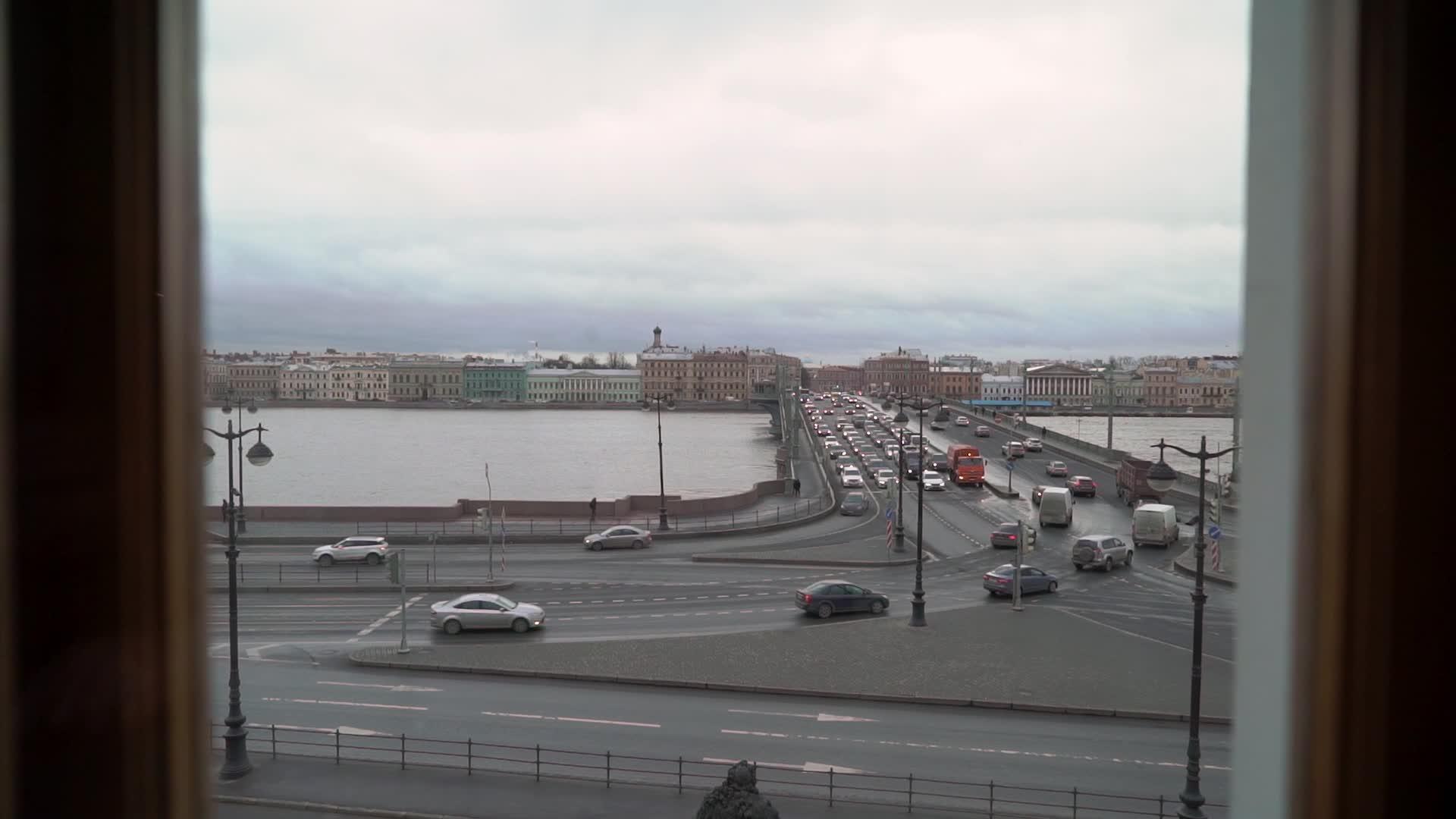 从内河和大桥看俄罗斯的城市风景视频的预览图