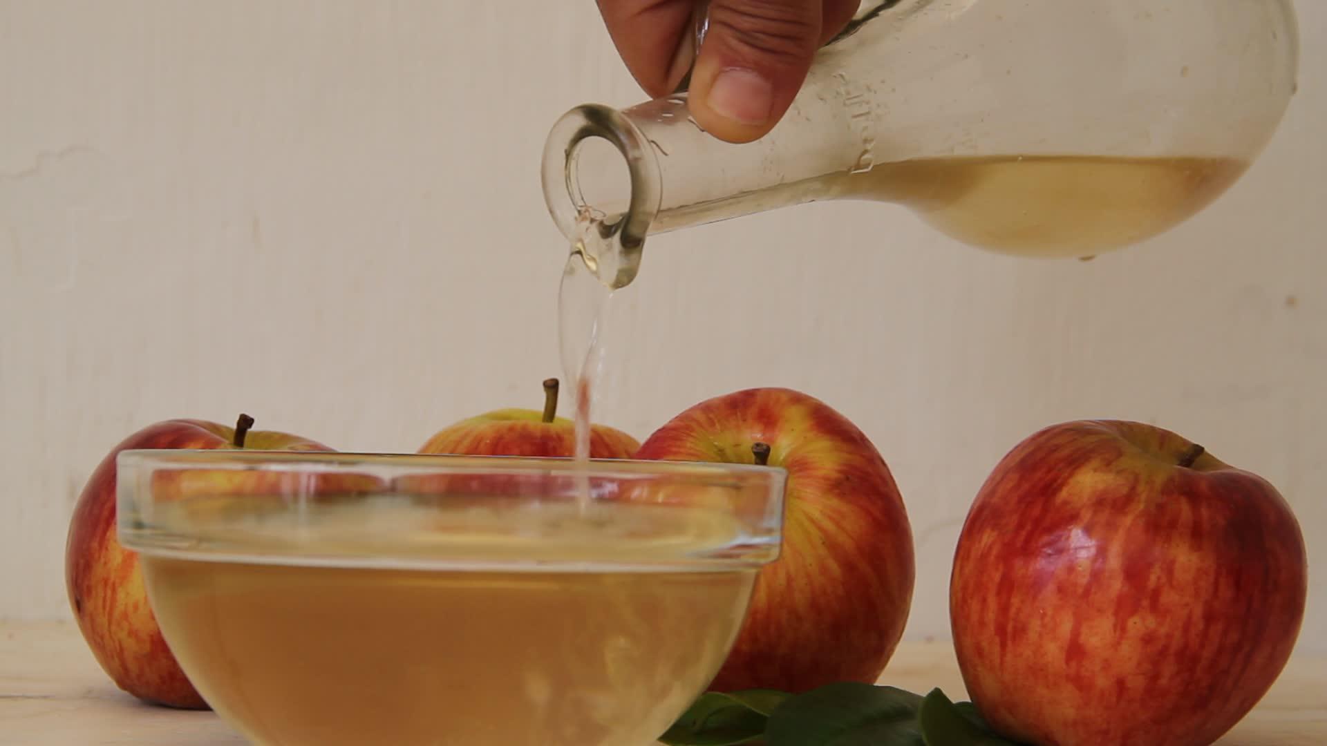从瓶子里掉下来的苹果苹果醋醋视频的预览图