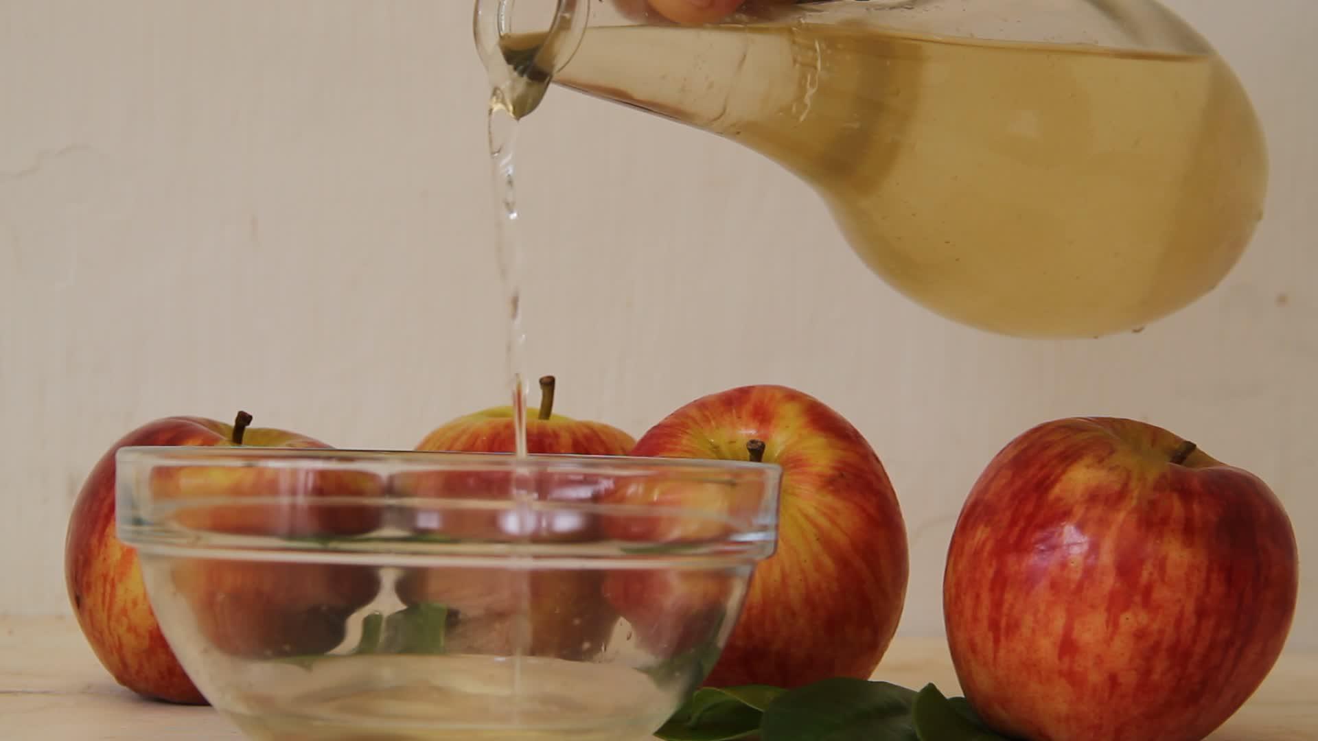 从瓶子里掉下来的苹果苹果醋醋视频的预览图