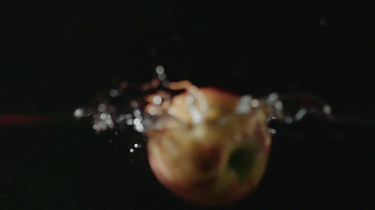 苹果慢慢地掉入水中视频的预览图