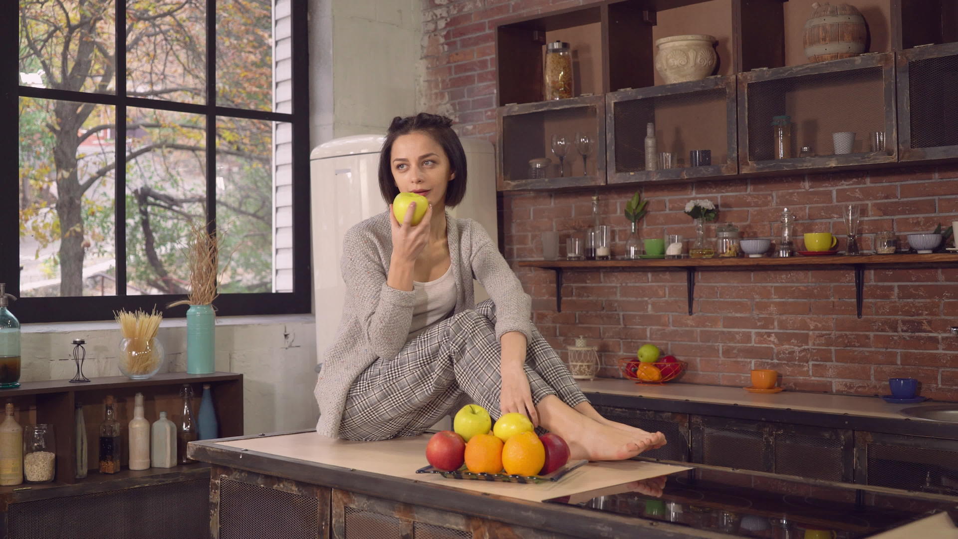 女人早餐吃水果视频的预览图