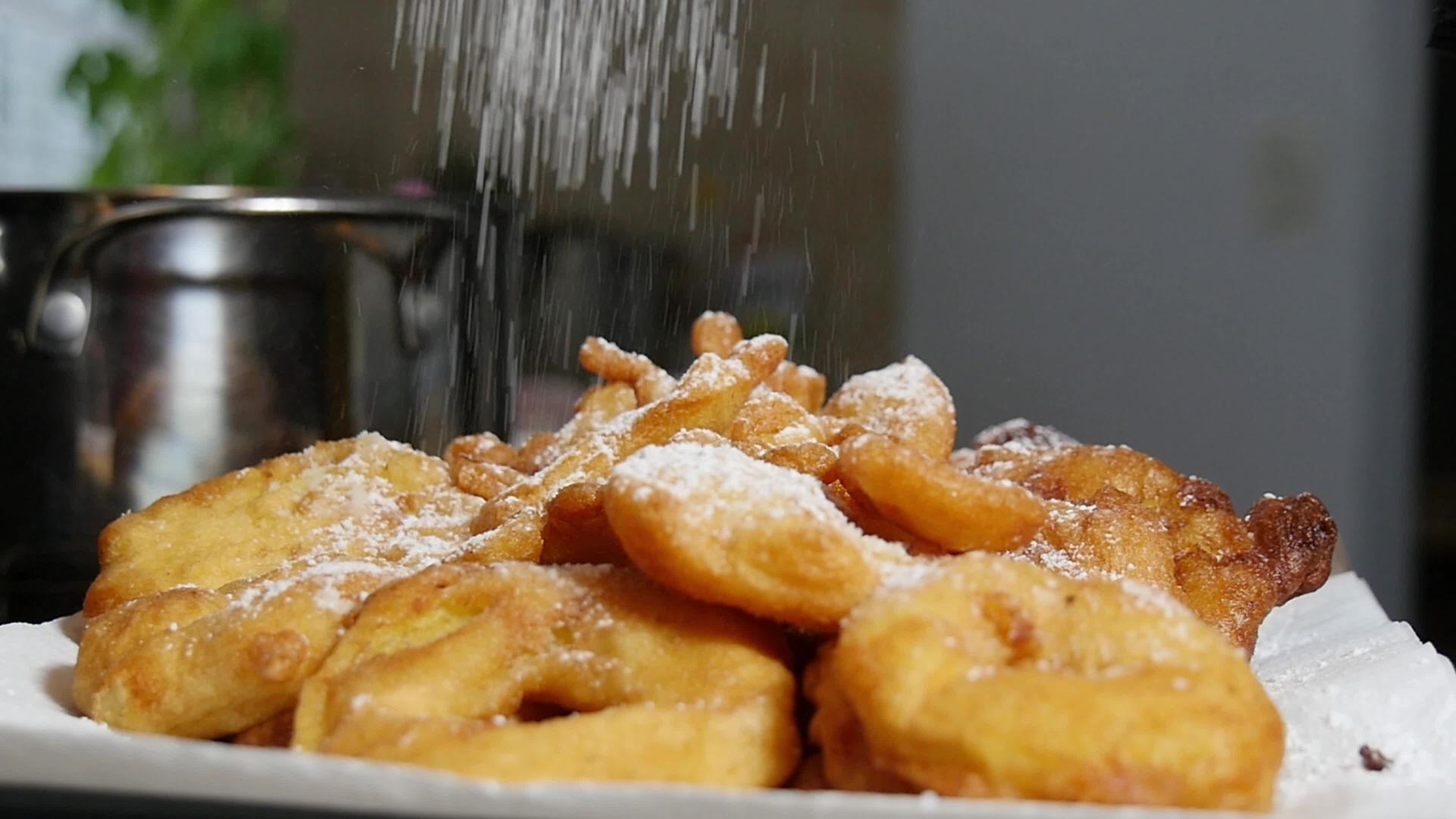 美味的苹果煎饼配糖粉慢动糖视频的预览图