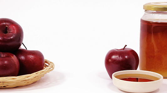隔离蜂蜜和一碗白色背景的蜂蜜包括苹果红苹果和蜂蜜罐视频的预览图