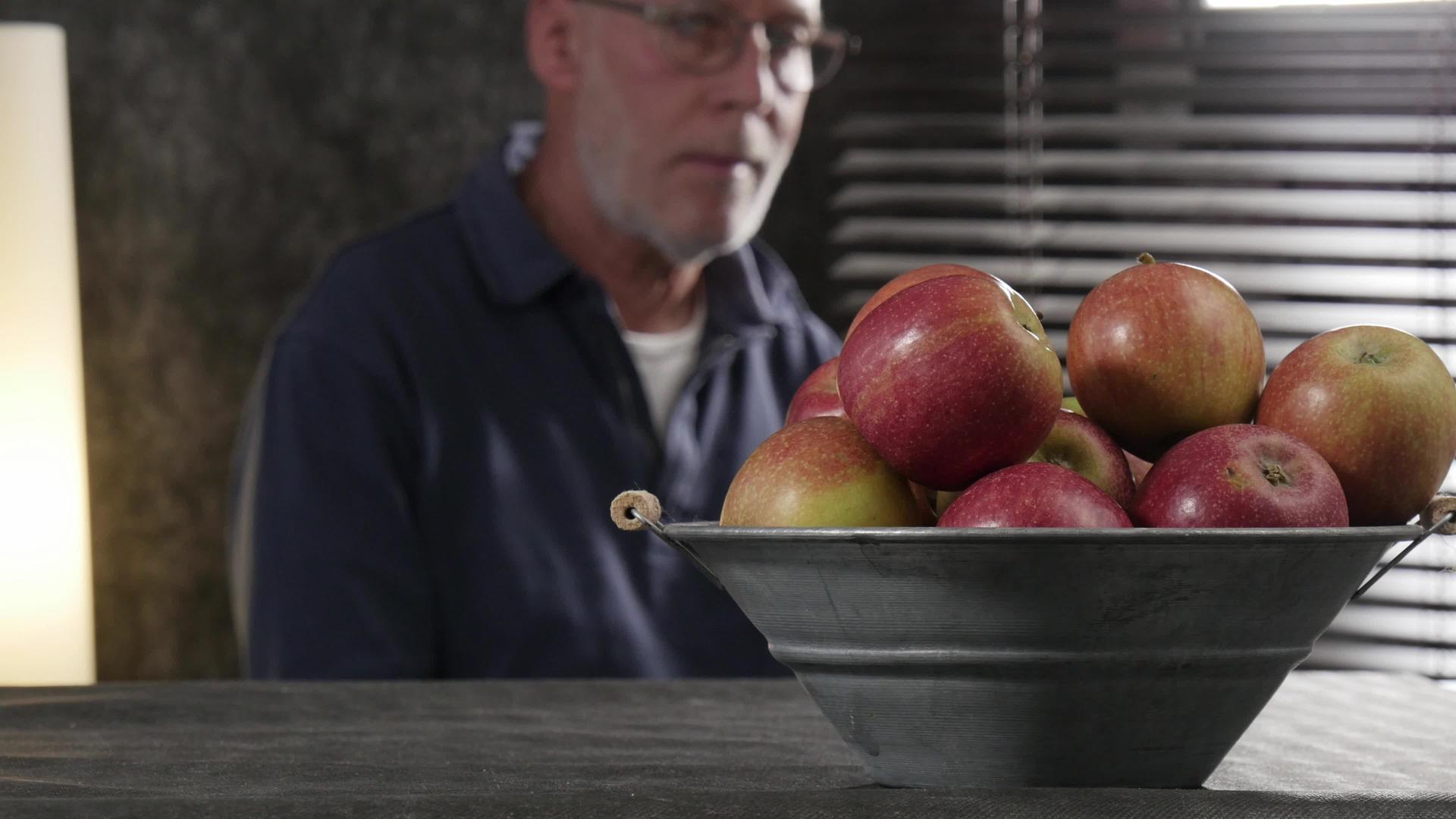 美味可口的有机红苹果背景视频的预览图