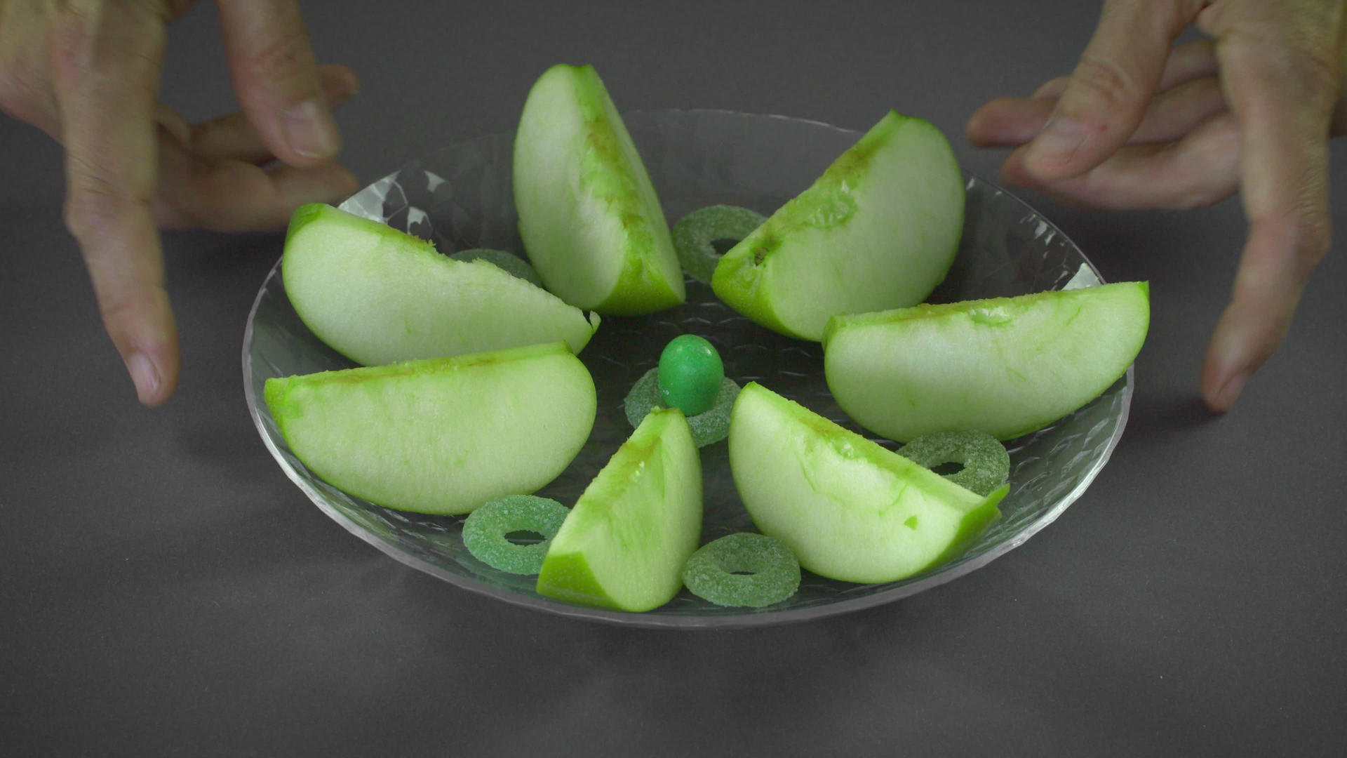 健康的苹果片含有不健康的糖果视频的预览图