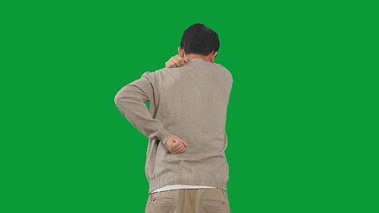 4K绿幕后视男性活动缓解腰部与肩膀疼痛视频的预览图