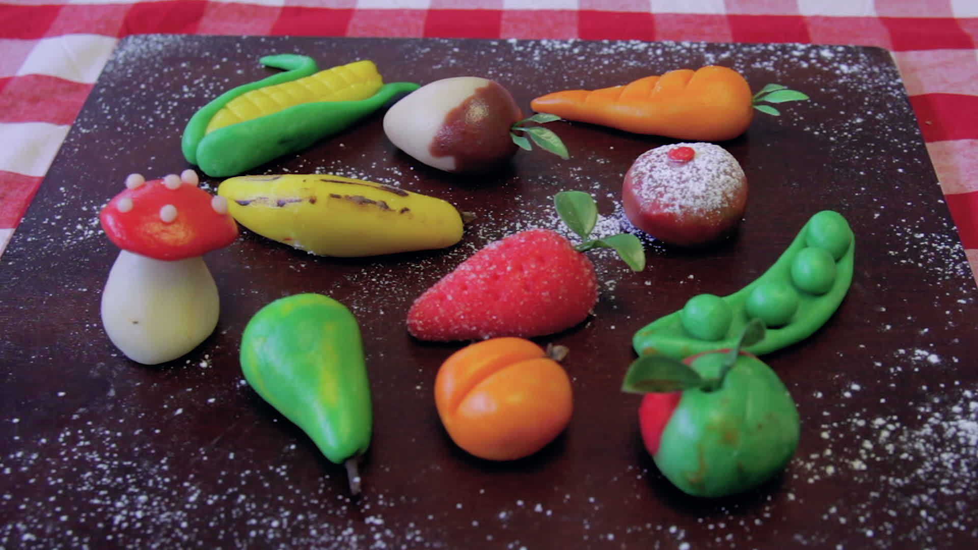 将马zipan桌子上的木棕色板子上放着水果视频的预览图